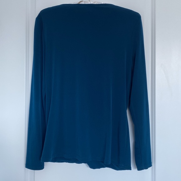 Crossover Stretch Top. - Picture 3 of 4